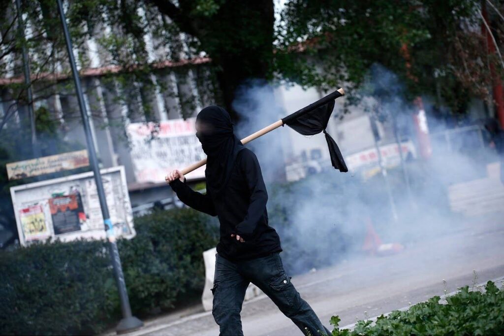 Θεσσαλονίκη: Κουκουλοφόροι επιτέθηκαν με μολότοφ σε διμοιρίες των ΜΑΤ
