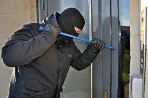 Τρόμος για 47χρονο στην Πάτρα: Διαρρήκτες «μπούκαραν» στο σπίτι του μέρα μεσημέρι, τον έδειραν και τον λήστεψαν