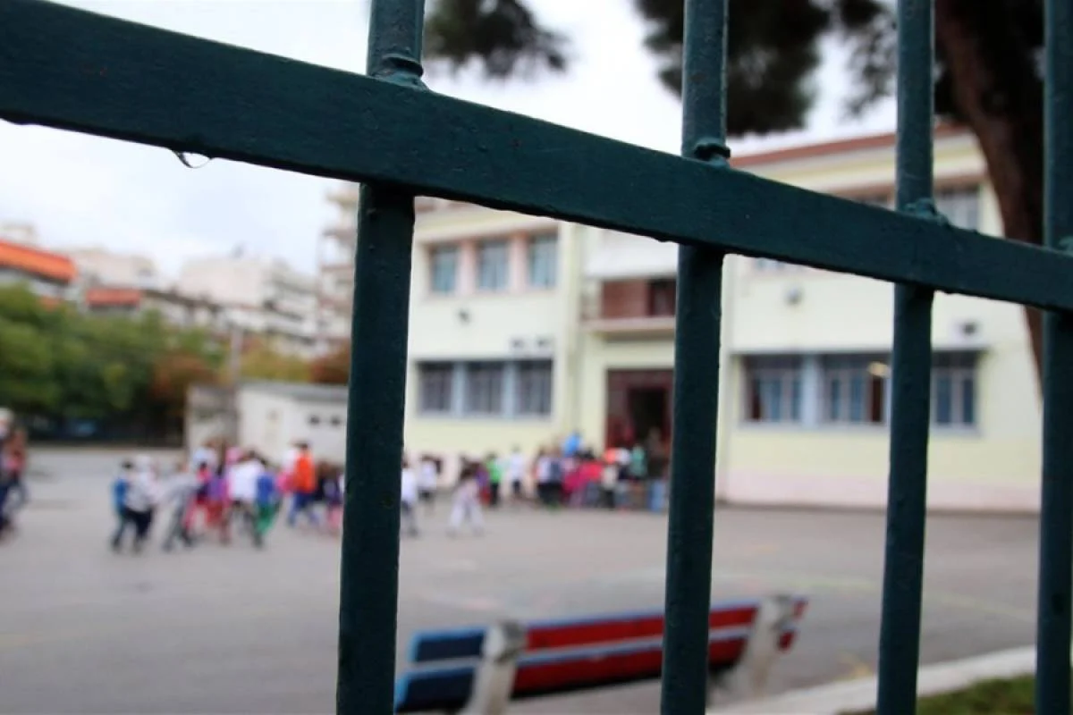 Θεσσαλονίκη: Βόμβα μολότοφ σε προαύλιο σχολείου στα Πεύκα