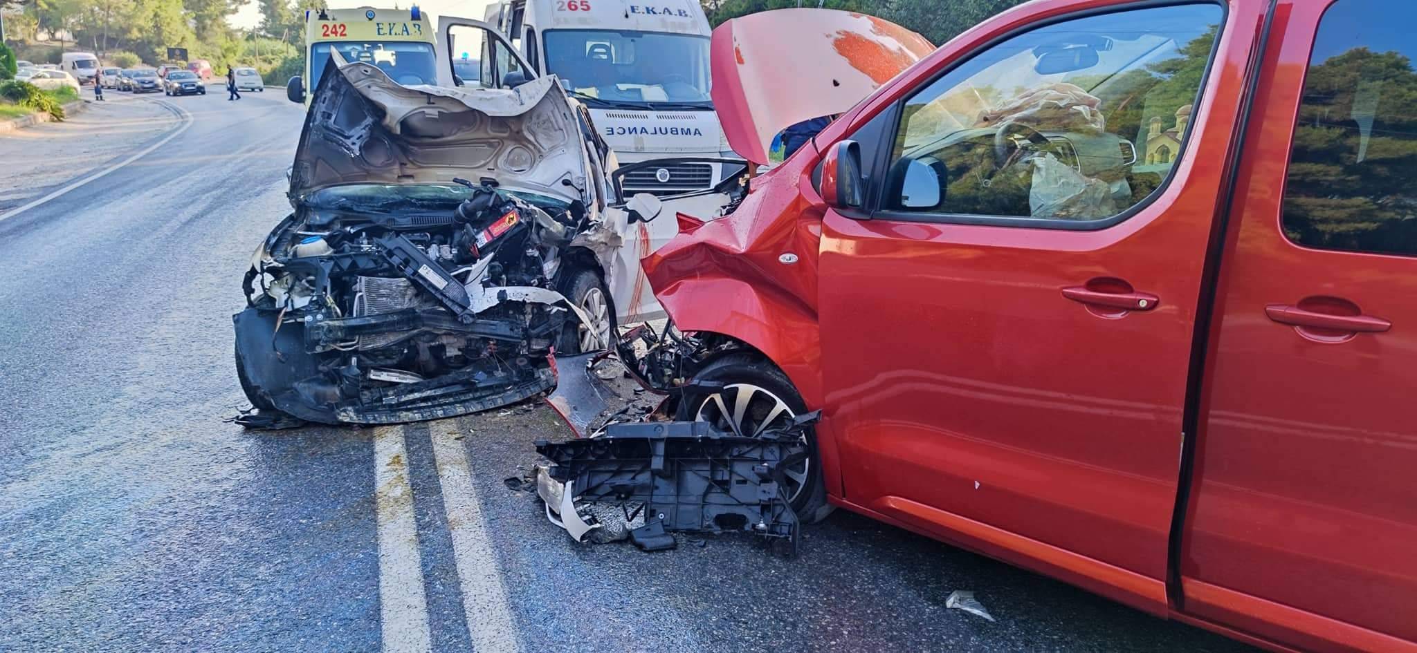 Τρίπολη: Βανάκι της Αστυνομίας τούμπαρε μετά από σφοδρή σύγκρουση με Ι.Χ