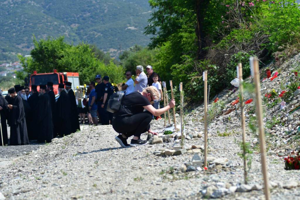 Συγκλονιστικές εικόνες στα Τέμπη στο τρισάγιο για τα θύματα του σιδηροδρομικού δυστυχήματος