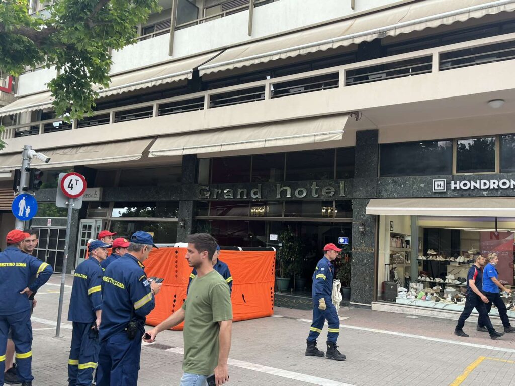 Λάρισα: Η γυναίκα που απειλούσε να αυτοκτονήσει κατέβηκε μετά από διαπραγματεύσεις