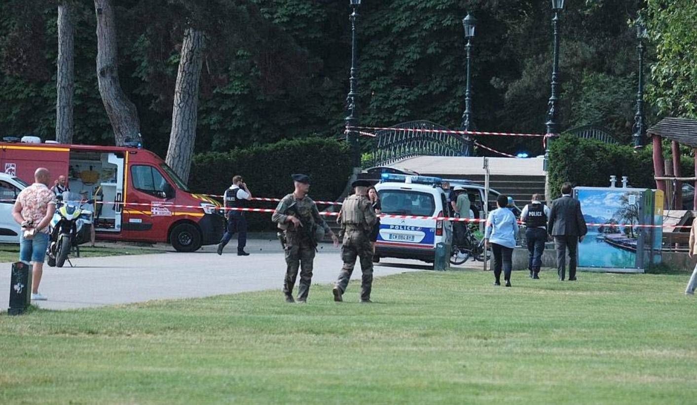 Τρόμος στη Γαλλία: Ένοπλος άντρας μαχαίρωσε παιδιά και ενηλίκους σε παιδική χαρά