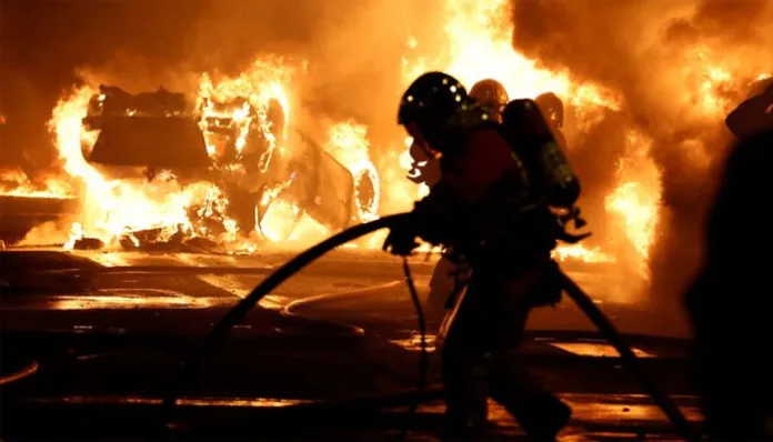 Χάος και ταραχές στη Γαλλία – Απαγόρευση κυκλοφορίας τα βράδια και χωρίς δημόσιες συγκοινωνίες από τις 21:00