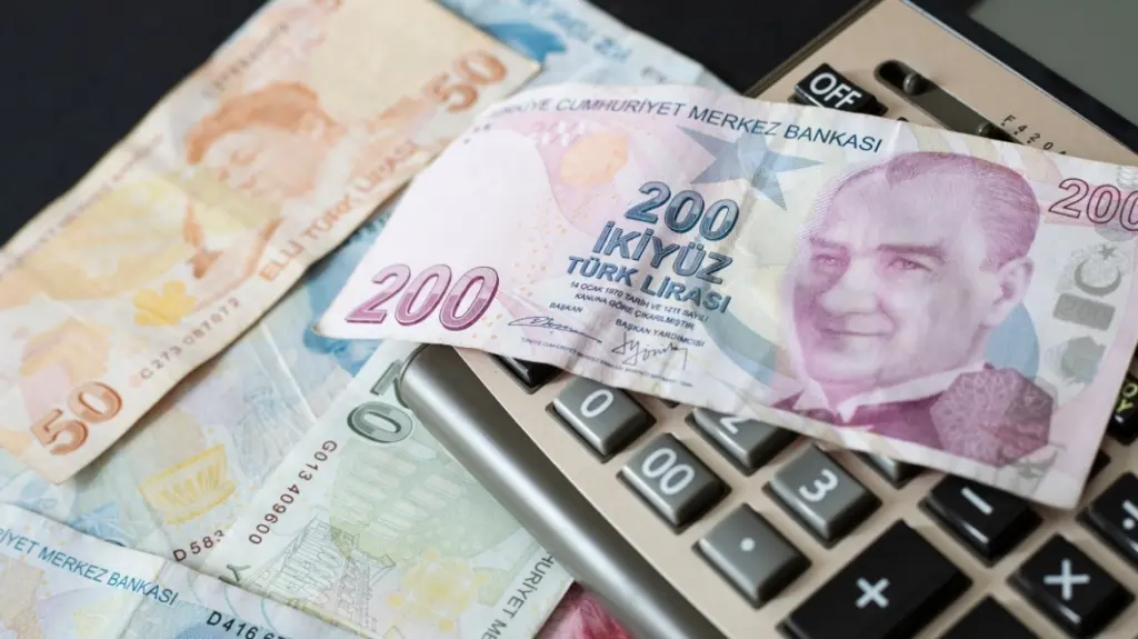 Σε νέο χαμηλό ρεκόρ η λίρα Τουρκίας έναντι του δολαρίου