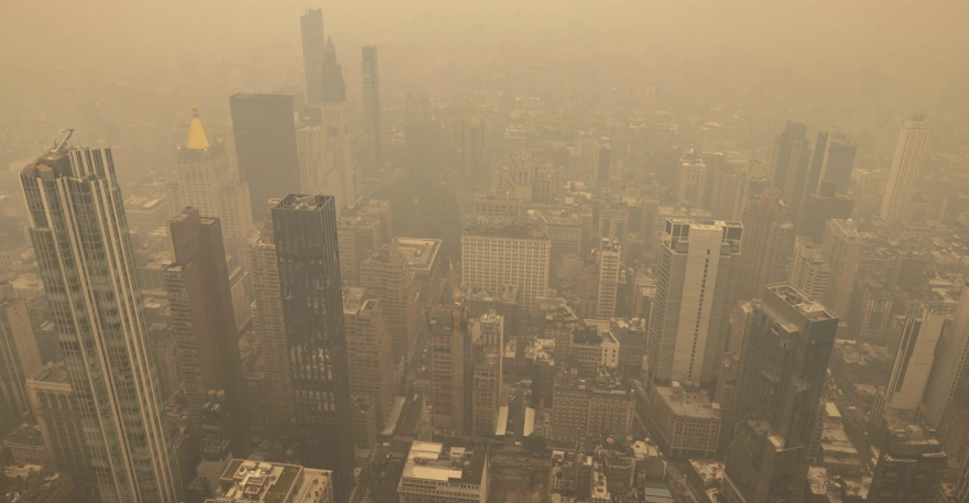 Νέφος καπνού πάνω από τη Νέα Υόρκη από τις φωτιές στον Καναδά – Απόκοσμες εικόνες // ΒΙΝΤΕΟ