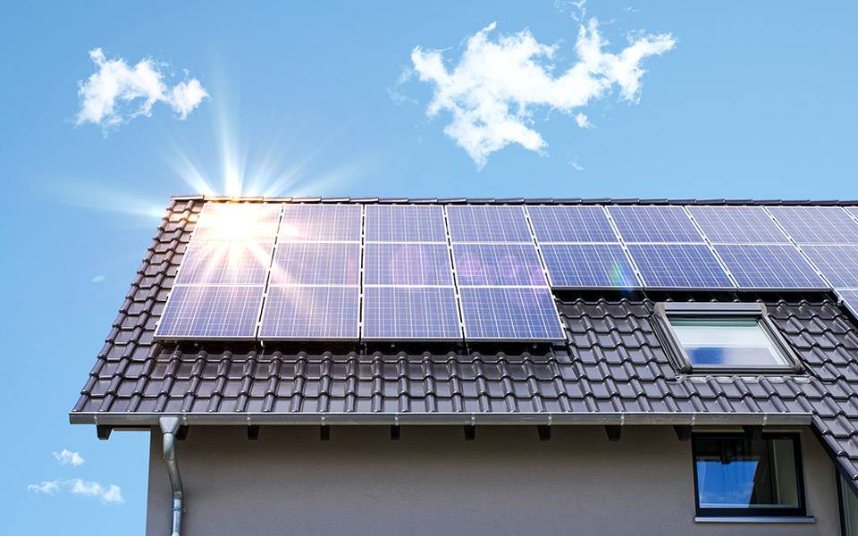 Φωτοβολταϊκά στη στέγη: Συνεχίζονται οι αιτήσεις στο πρόγραμμα για τις επιδοτήσεις