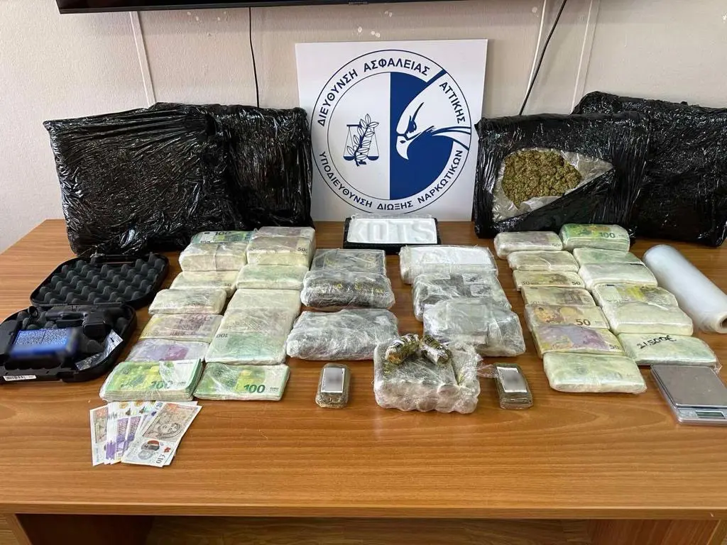 Σύλληψη 41χρονου-Έκρυβε στην ντουλάπα του 10 κιλά ναρκωτικά, όπλα και χρήματα