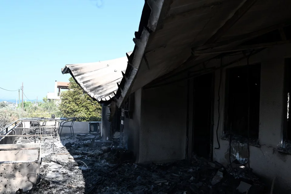 Εικόνες απόλυτης καταστροφής στην Ανατολική Αττική – Καμένα σπίτια και μεγάλη περιβαλλοντική καταστροφή