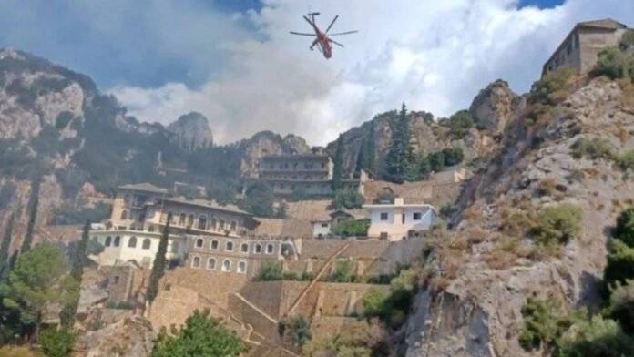Σε εξέλιξη η φωτιά στο Άγιο Όρος-Ενισχύθηκαν οι δυνάμεις πυρόσβεσης
