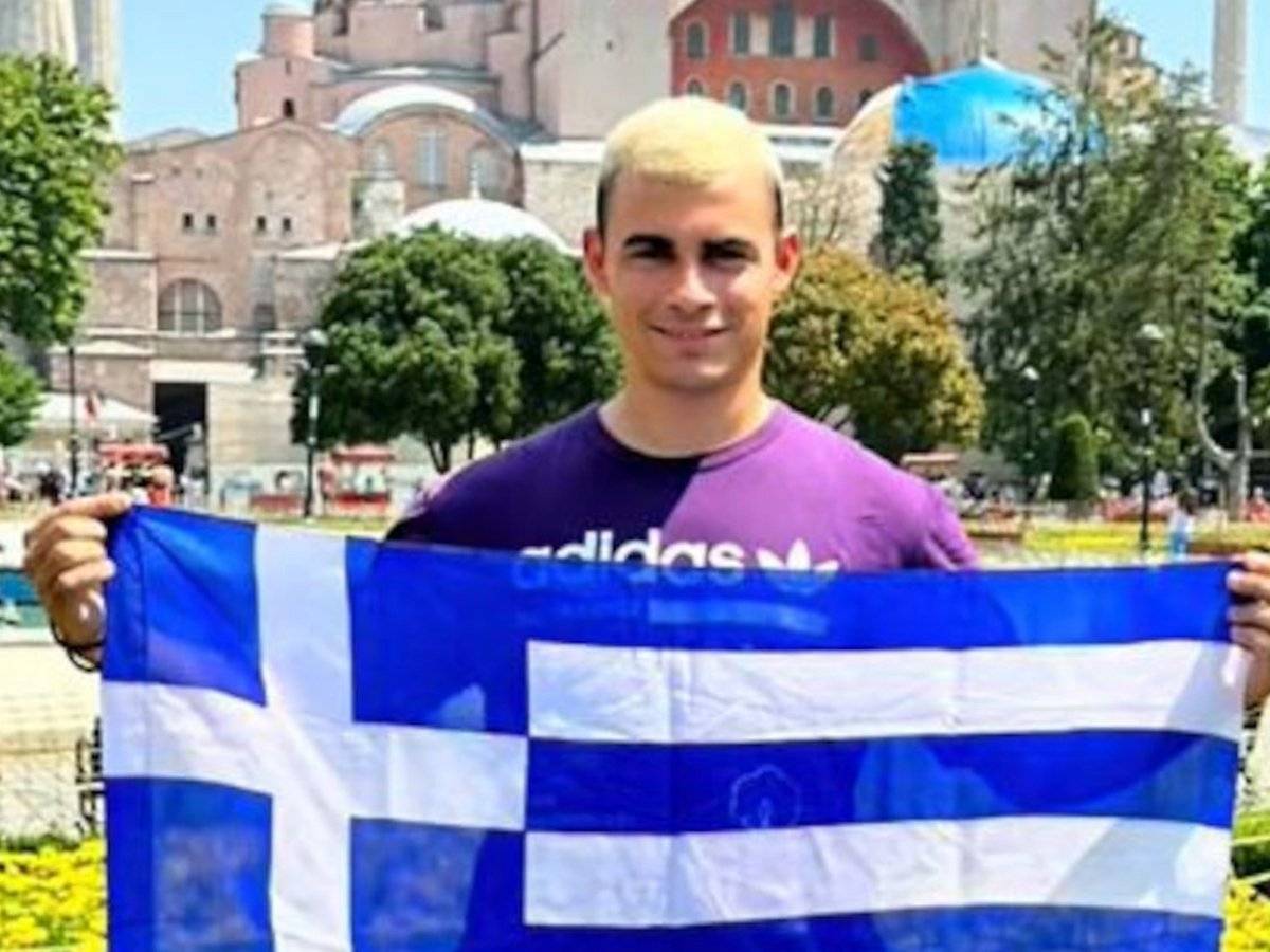 TikToker τράβηξε βίντεο με την ελληνική σημαία έξω από την Αγιά Σοφιά-Του απαγορεύτηκε η είσοδος στη χώρα