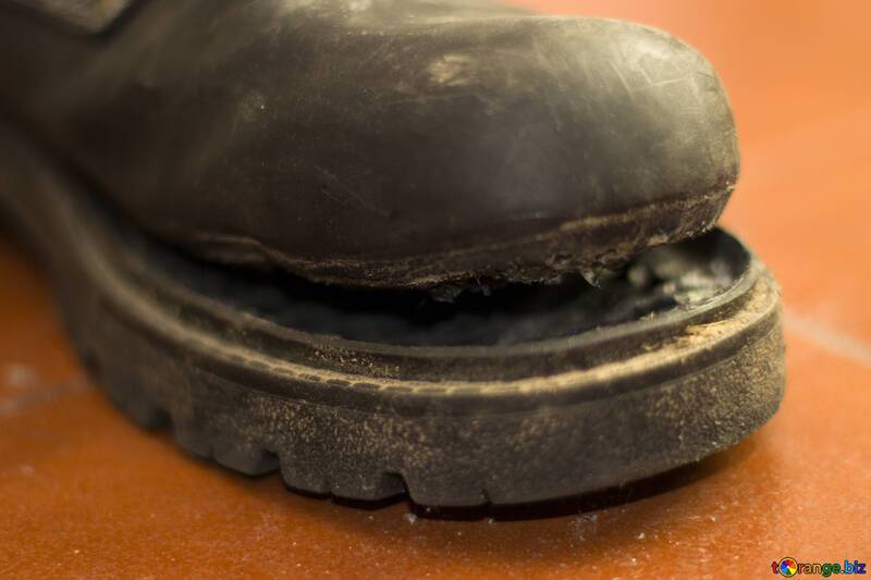 Επίδομα για… μπαλωμένα ρούχα και παπούτσια θα δίνει η γαλλική κυβέρνηση