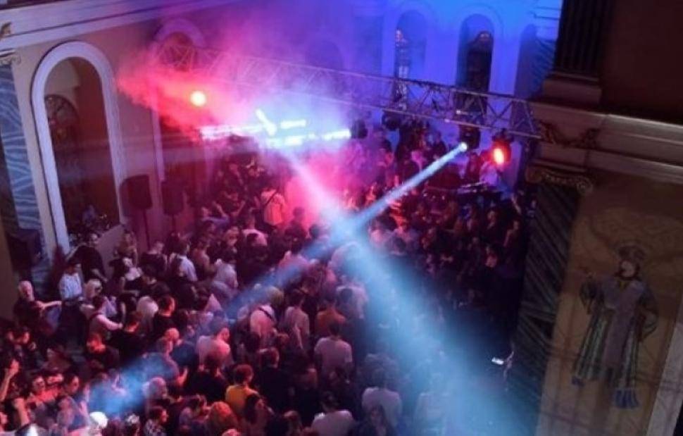 Έντονες αντοδράσεις για το πάρτι μέσα στην Ελληνορθόδοξη εκκλησίας της Σμύρνης