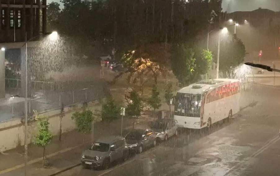 Θεσσαλονίκη:Ποδαρικό με έντονη βροχόπτωση- Άνοιξαν οι ουρανοί, ποτάμια οι δρόμοι