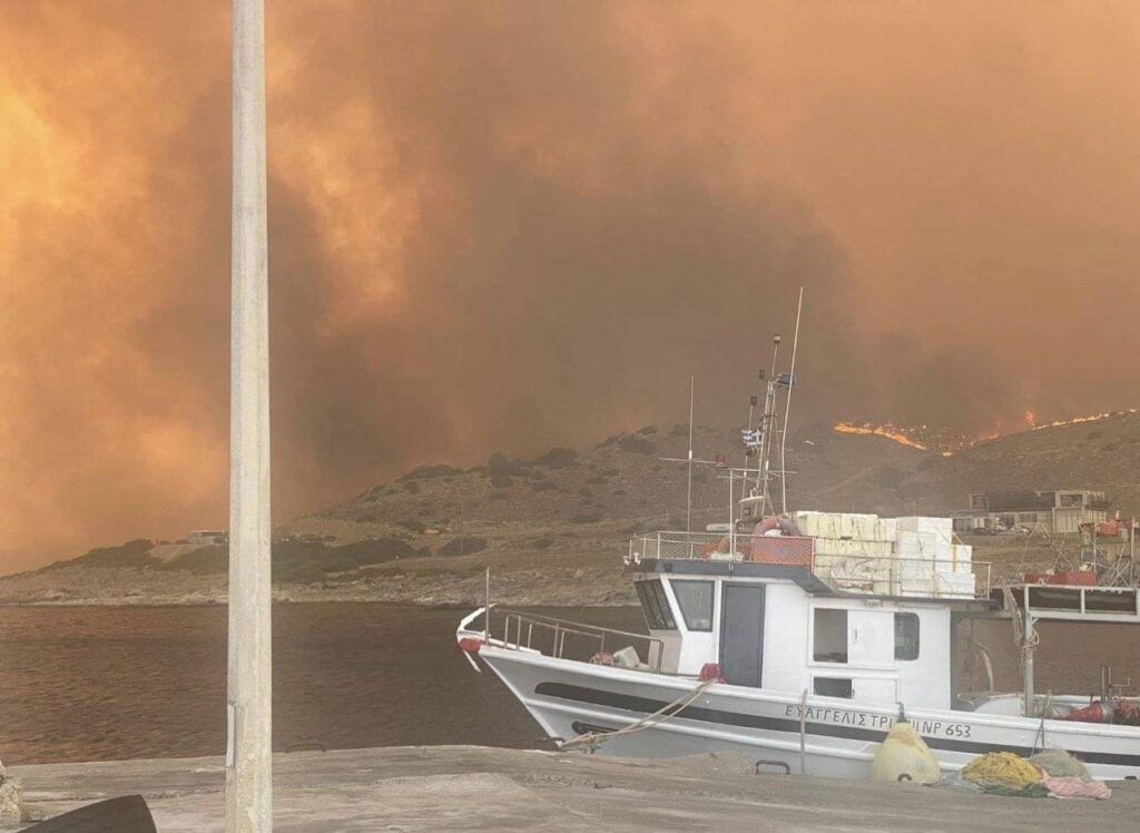 Στάχτη το «επιτελικό κράτος»:Ανεξέλεγκτη η φωτιά στη Ρόδο–Απεγκλωβίστηκαν δια θαλάσσης 2.000 άτομα