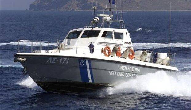 Σώοι οι 8 επιβαίνοντες ταχύπλοου που βυθίστηκε στη θαλάσσια περιοχή μεταξύ Πειραιά και Αίγινας
