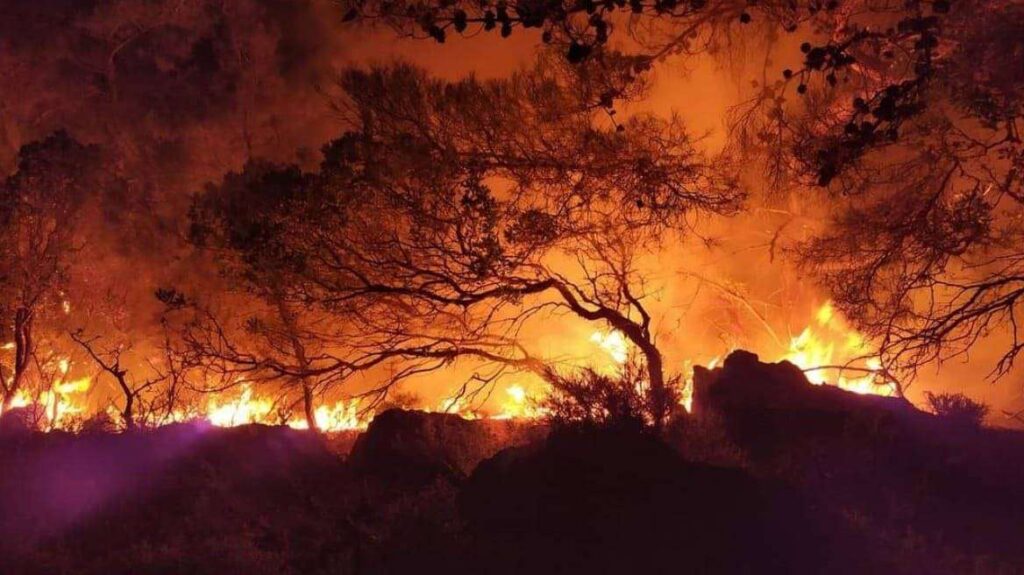 Σε πύρινο κλοιό η χώρα-Συνεχίζονται οι εκκενώσεις οικισμών σε Ρόδο και Κέρκυρα