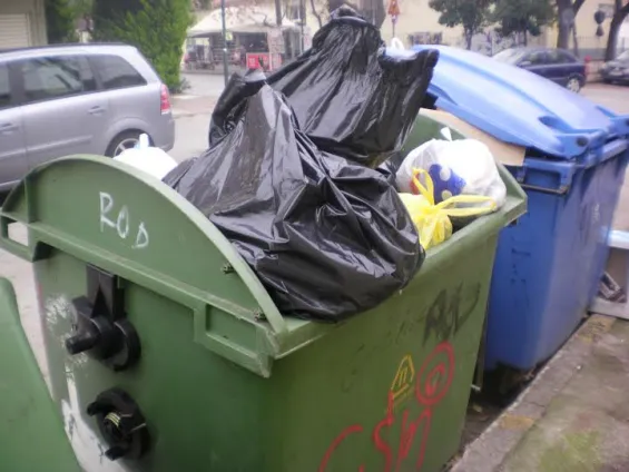 Θεσσαλονίκη: Mαζί με τα σκουπίδια πέταξε κατά λάθος στον κάδο και χρυσαφικά μεγάλης αξίας