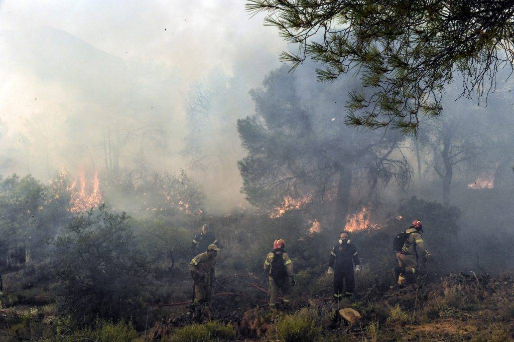 Βελτιωμένη η εικόνα στις πυρκαγιές σε Δυτική Αττική και Λακωνία – Σε εξέλιξη στη Ρόδο