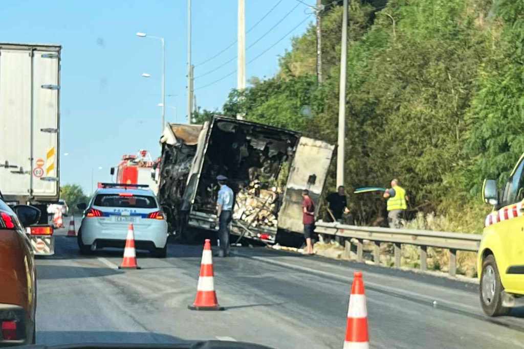 Κυκλοφοριακή ασφυξία αυτή την ώρα στο Δερβένι λόγω μεταφόρτωσης του φορτίου καμένης νταλίκας