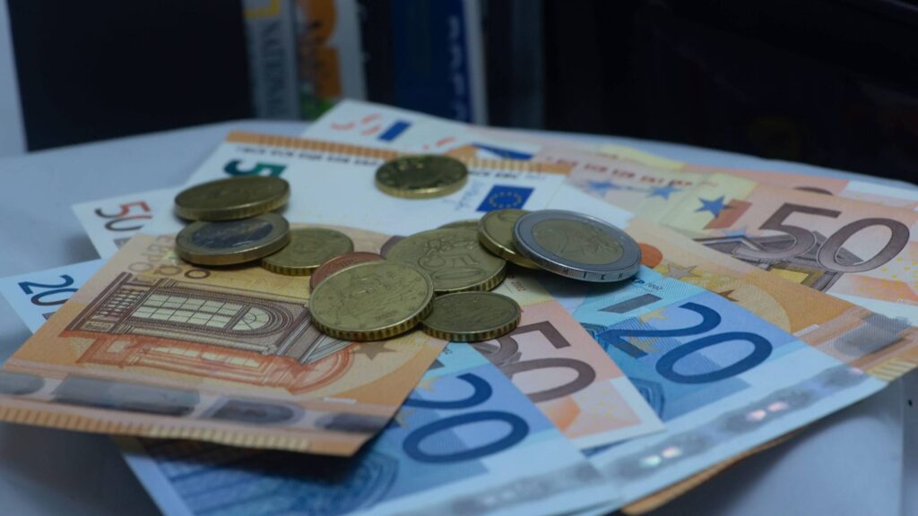 Προϋπολογισμός 2024:Αυξήσεις σε συντάξεις, μισθούς στο δημόσιο και οικογενειακά επιδόματα