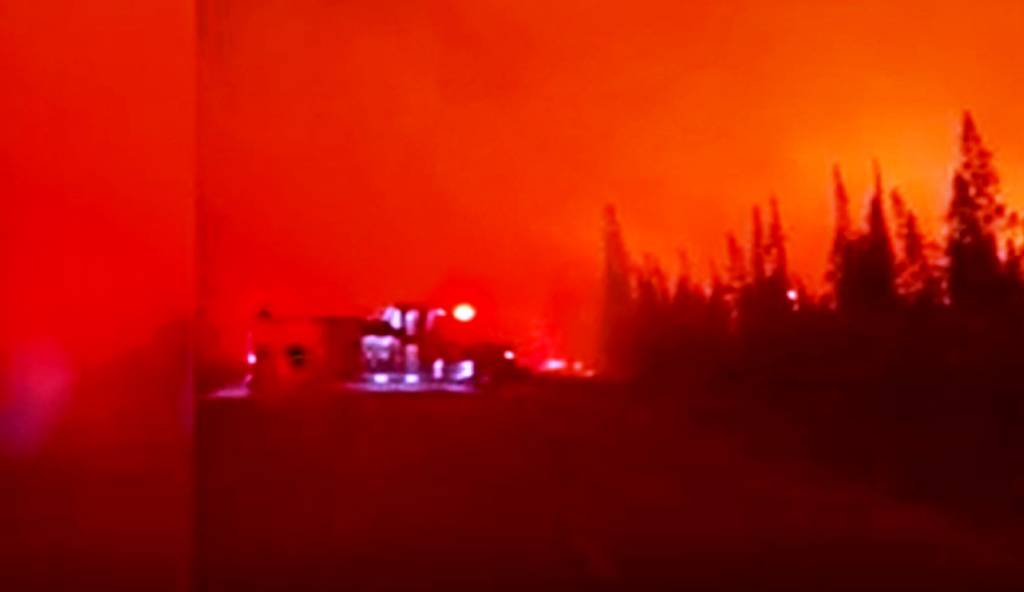“Κόλαση φωτιάς” στον Καναδά – Εκκενώθηκε η μεγαλύτερη πόλη στα Βορειοδυτικά Εδάφη