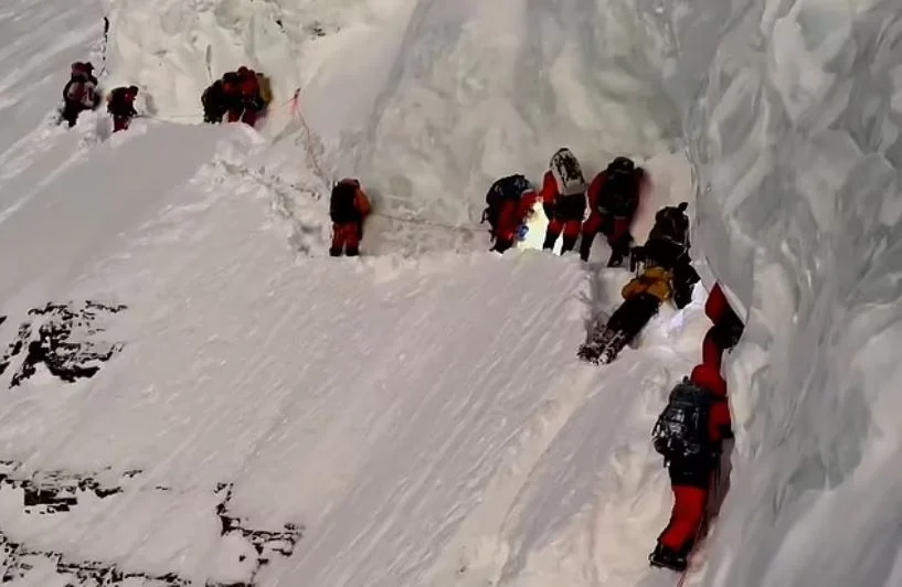 Πακιστάν:Σάλος με ΒΙΝΤΕΟ που δείχνει ορειβάτες να προσπερνούν χτυπημένο αχθοφόρο–Τον άφησαν να πεθάνει;