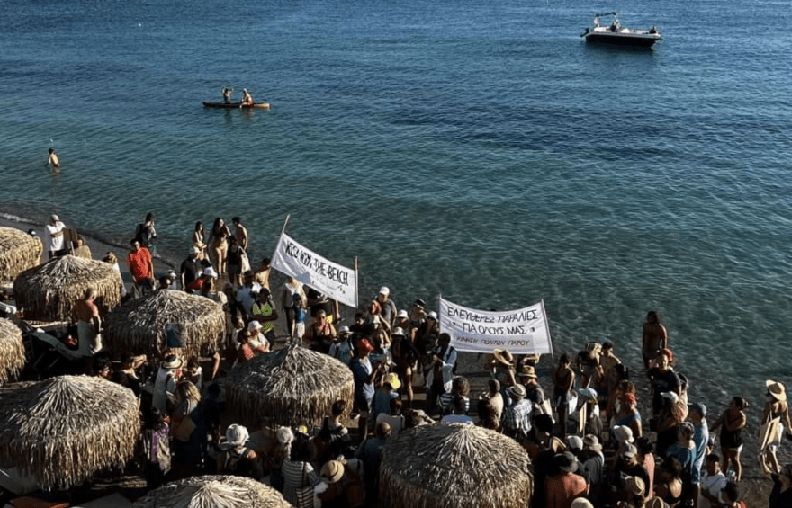 Κίνημα της πετσέτας: «Με εκσκαφικό έβγαζε τις πλάκες από τη θάλασσα της Πλάκας στη Νάξο» – Νέες καταγγελίες για παραβάσεις από επιχειρήσεις
