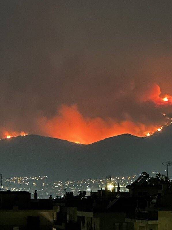 Ολονύχτια μάχη με τις φλόγες σε πολλαπλά πύρινα μέτωπα σε όλη τη χώρα