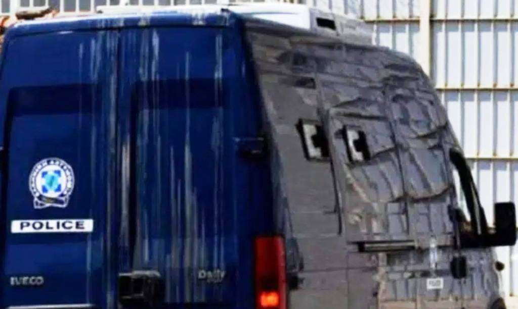 Ξεκίνησε η μεταγωγή των 105 χούλιγκαν στις φυλακές που θα κρατηθούν