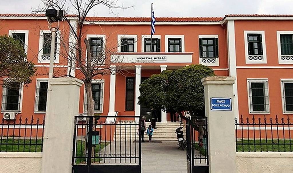 Ποινικές διώξεις σε βάρος οκτώ παράνομων μεταναστών και σε βάρος των τριών πολιτών που τους συνέλαβαν