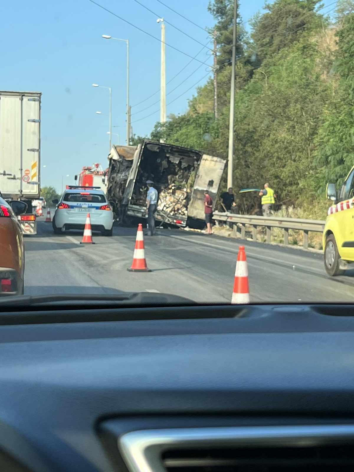 Θεσσαλονίκη: Με δυσκολία η κίνηση στο Δερβένι - Πήρε φωτιά νταλίκα