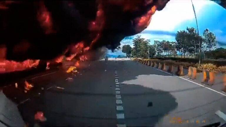 Μαλαισία:Δέκα νεκροί από τη συντριβή αεροσκάφους σε αυτοκινητόδρομο