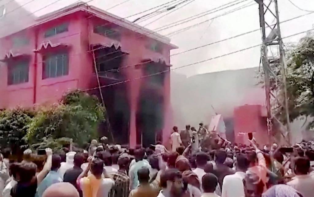 Εξοργισμένοι μουσουλμάνοι στο Πακιστάν έκαψαν Χριστιανικές εκκλησίες και σπίτια και συνέλαβαν δύο Χριστιανούς κατηγορώντας τους ότι βεβήλωσαν το κοράνι