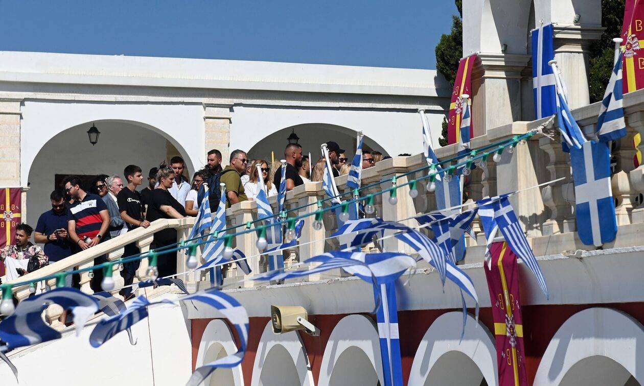 Με κατάνυξη η αρχιερατική Θεία Λειτουργία στο νησί της Μεγαλόχαρης
