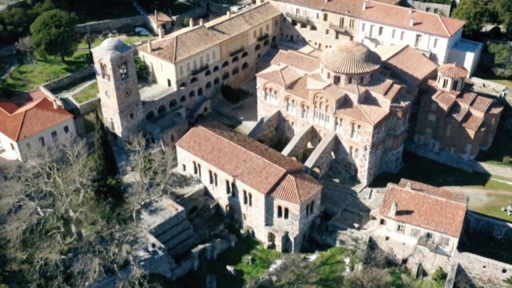 Στις φλόγες τυλίχθηκε του Μοναστήρι του Οσίου Λουκά στη Βοιωτία