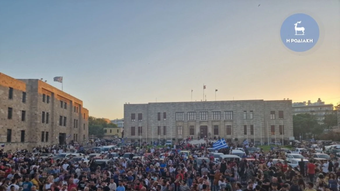 Μεγάλες διαδηλώσεις στην Ρόδο κατά της κυβέρνησης Μητσοτάκη για τις φωτιές