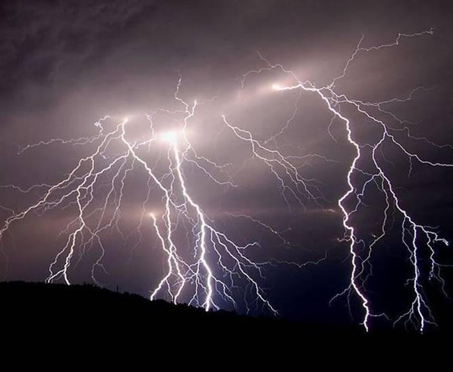 270 κεραυνοί σε μιάμισι ώρα προκάλεσαν φωτιά σε έξι σημεία σε Βάρη και Βούλα