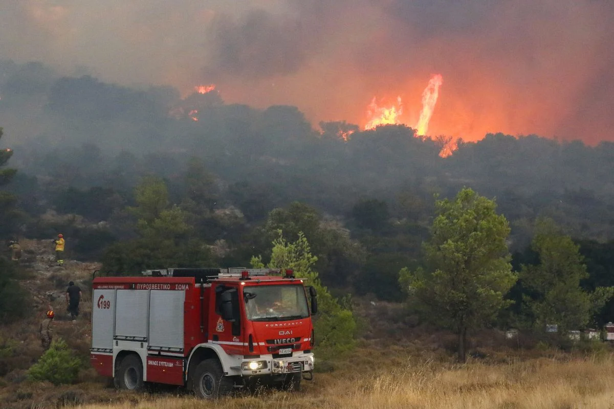 Φωτιά στην Πάρνηθα: Εκκενώνεται η Αγία Παρασκευή, κίνδυνος επέκτασης προς Θρακομακεδόνες – Τραυματίστηκε πυροσβέστης