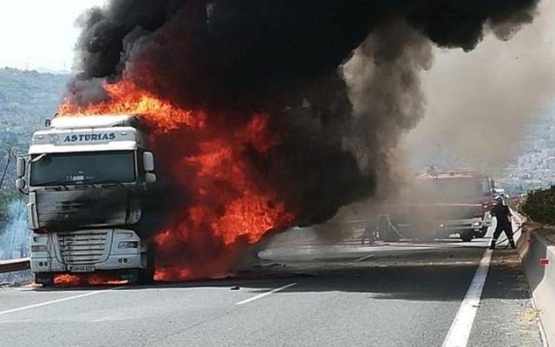 Θεσσαλονίκη:Οδηγός νταλίκας έσβησε μονος του τη φωτιά που ξέσπασε στο όχημά του