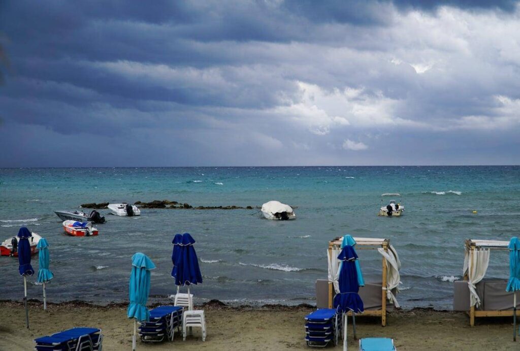 Κακοκαιρία «Petar»:Εγκλωβίστηκαν λουόμενοι στην Κέρκυρα και οδηγοί στην Κεφαλονιά