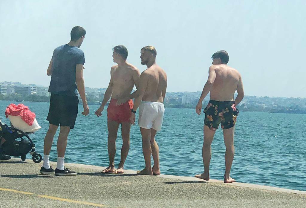 Βουτιές στο Θερμαϊκό στη Λεωφόρο Νίκης