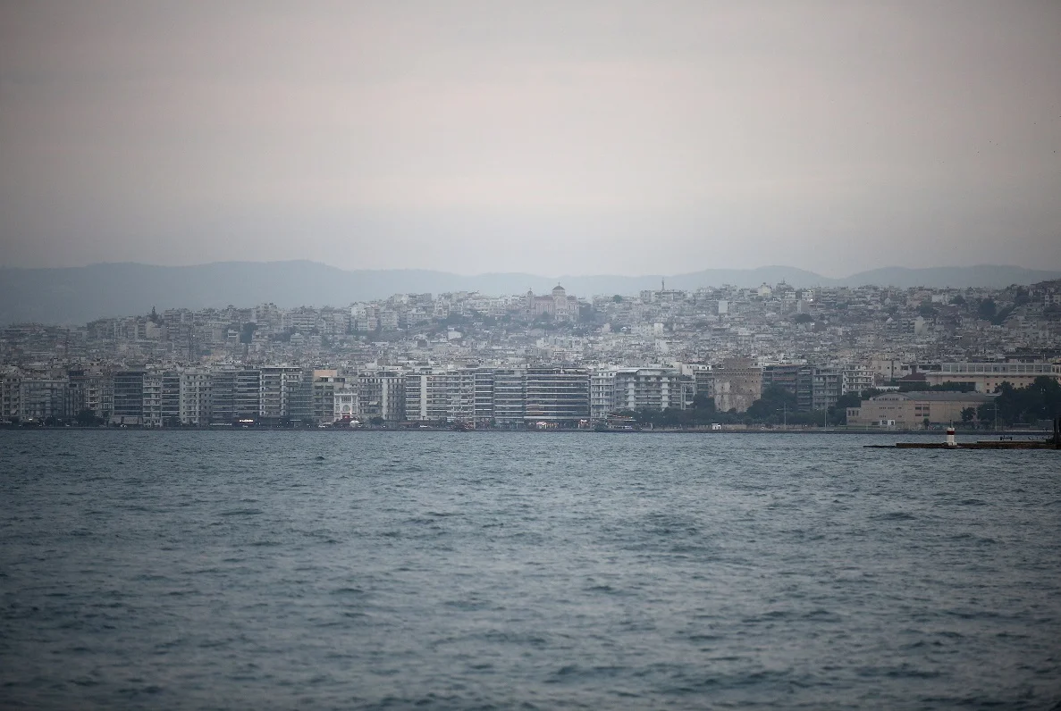 Ο καιρός σήμερα: Αραιές νεφώσεις με πιθανότητα τοπικών βροχών