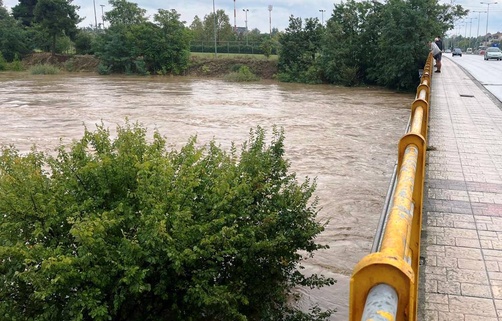 Σε οριακό σημείο Ενιπέας και Πηνειός – Ανεβαίνει η στάθμη των υδάτων απειλώντας εκ νέου τις γύρω περιοχές