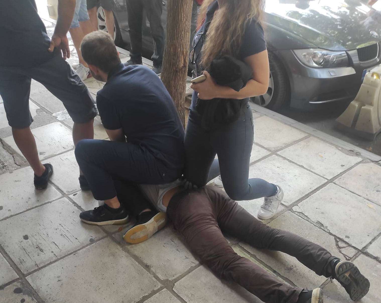 Θεσσαλονίκη: Πολίτες ακινητοποίησαν άνδρα που λήστεψε κοσμηματοπωλείο