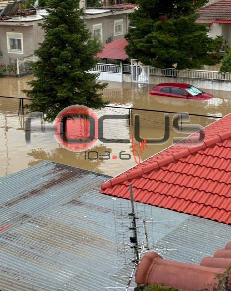 Τρίκαλα: Κάτοικοι αποκλεισμένοι στα σπίτια τους – Εικόνες από τις πλημμύρες