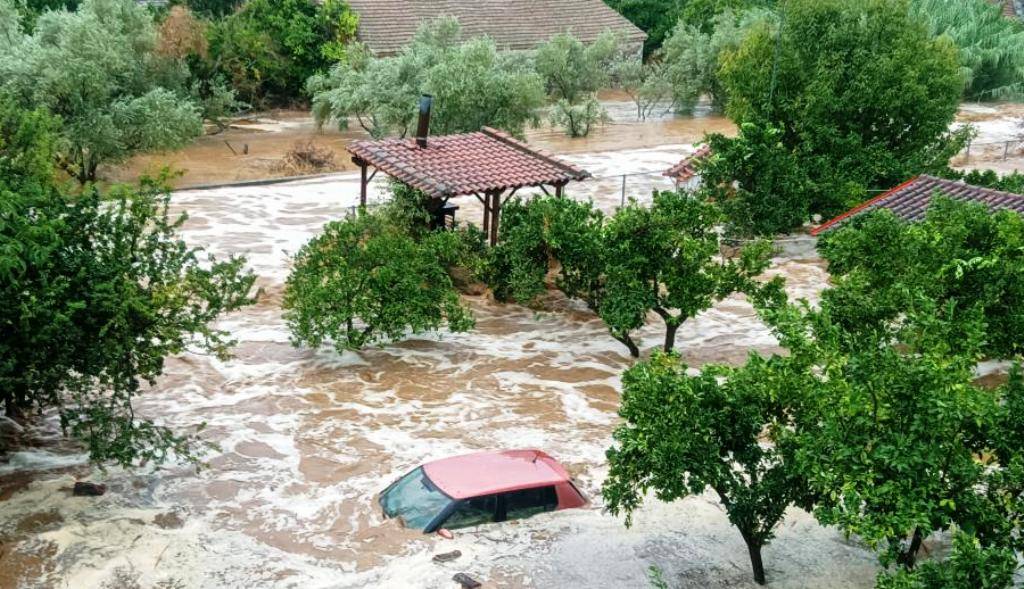 Με επιχείρηση από τη θάλασσα απεγκλωβίστηκαν δεκάδες άνθρωποι στο Νότιο Πήλιο