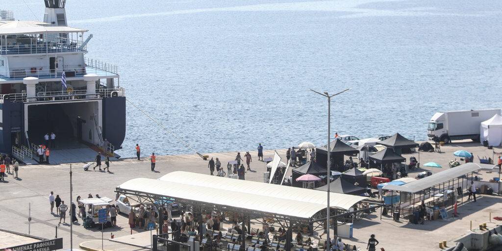 Με καθυστέρηση ο απόπλους τριών πλοίων στη Ραφήνα καθώς σε δύο από αυτά έμπλεξαν οι άγκυρες