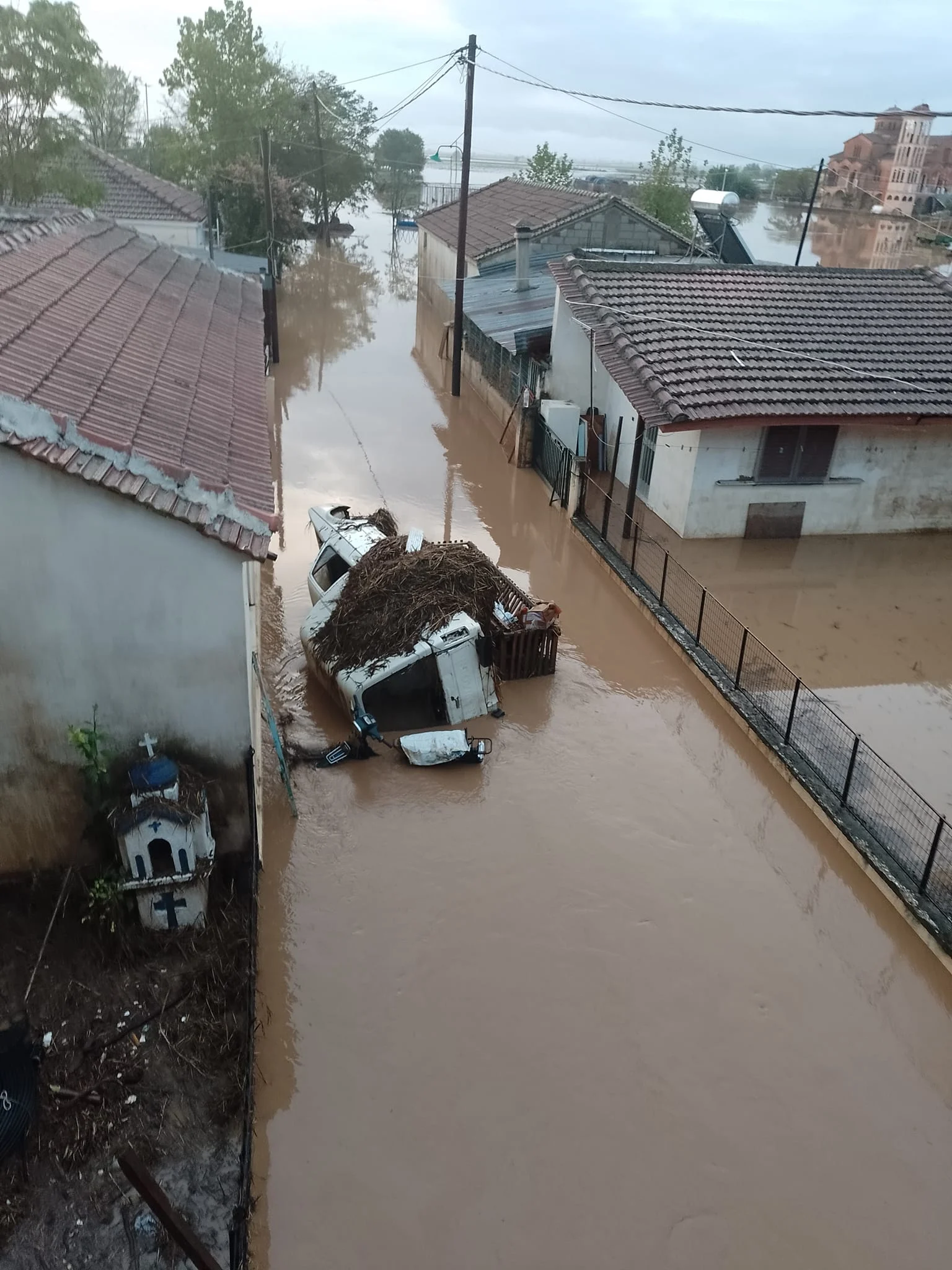 Το χωριό Υπέρεια στα Φάρσαλα, πνίγηκε στο νερό
