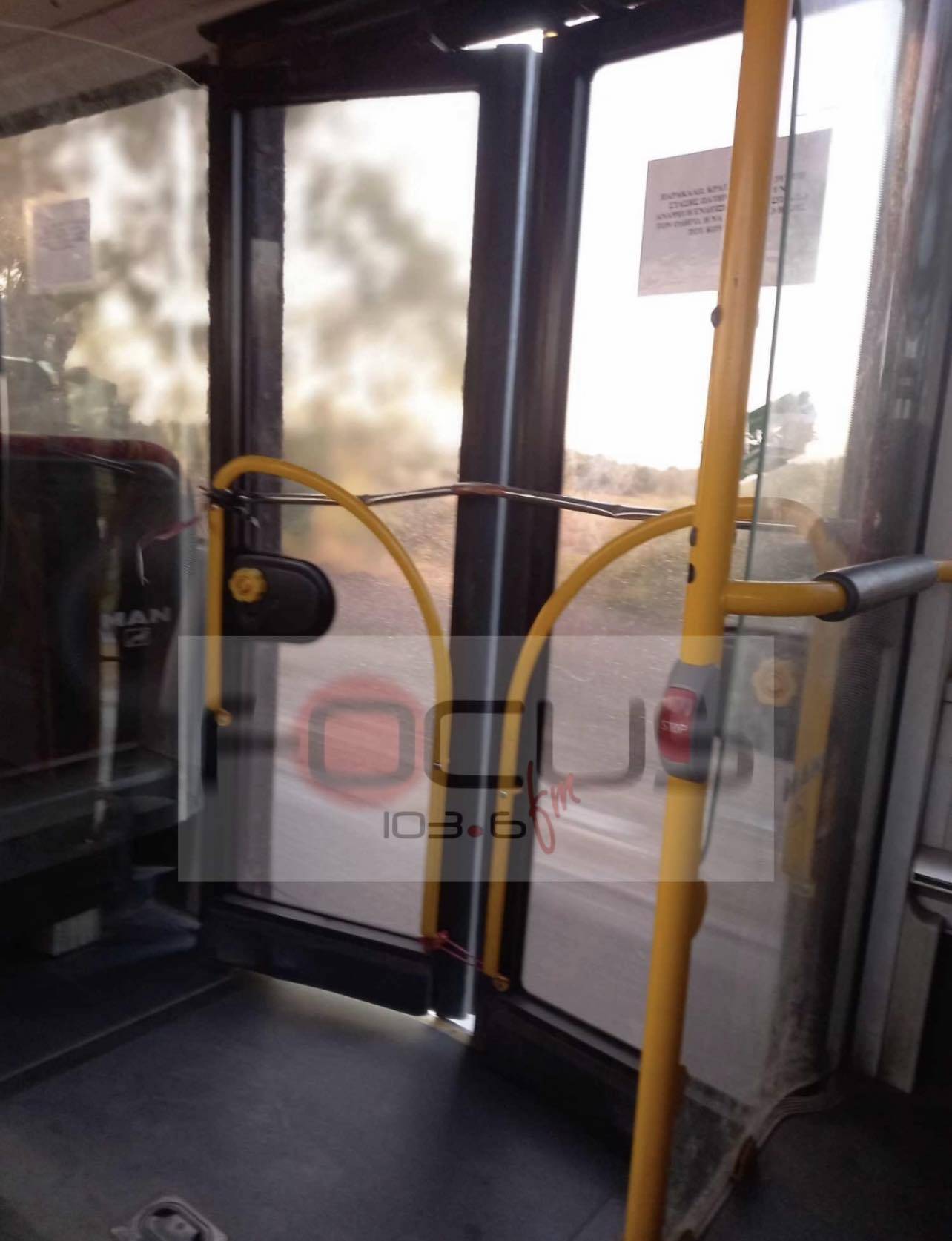 Λεωφορείο εκτελεί δρομολόγια με χαλασμένες πόρτες - Ο οδηγός έλυσε το πρόβλημα με ένα... σκουπόξυλο// ΒΙΝΤΕΟ